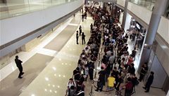 Zákazníci �ekali na mo�nost koupit si iPhone i v Hongkongu.jpg