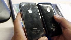 Zákazník po nákupu porovnává sv�j starý a nový iPhone.jpg