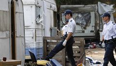 Francouztí policisté kontrolují doklady rumunských Rom v táboe u Aix-en-Provence