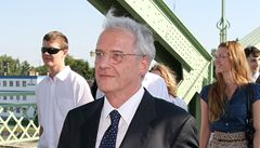 Bývalý prezident Maďarska László Sólyom přichází po hraničním Alžbětině mostě na území Slovenska.  | na serveru Lidovky.cz | aktuální zprávy