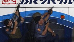 Bval policista drel autobus turisty jako rukojm, 8 jich zabil