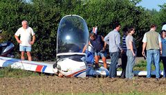 V Praze spadlo ultralehké letadlo. Pilot utrpěl vážná zranění