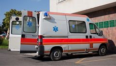 Zlodj s noem zranil na klinice v Praze nkolik lid