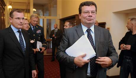 Ministr obrany Alexandr Vondra pedstavuje leny expertního týmu, který se bude podílet na píprav takzvané bílé knihy