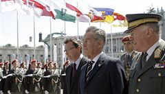 Rakouský ministr obrany Norbert Darabos (vlevo) a prezident Rakouska Heinz Fischer (uprosted).