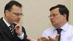 Premiér Petr Ne�as a ministr obrany Alexandr Vondra p�ed sch�zí vlády 