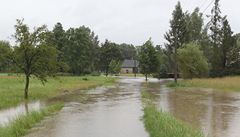 Na severní Moravu se vrací velká voda. Po vydatných de�tích stoupala rychle hladina �í�ky Petr�vky v Petrovicích u Karviné.