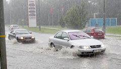 Vydatné de�t� komplikovaly dopravu v Ostrav�. Pod vodou se ocitla k�i�ovatka silnic Bohumínská a Muglinovská. 