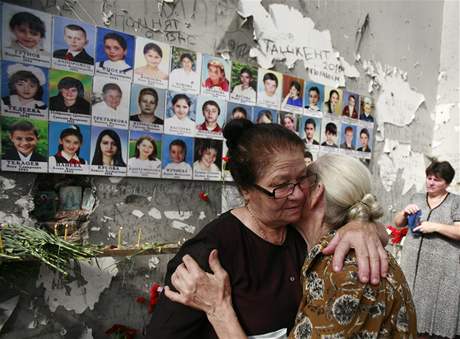 V Beslanu si lidé prvního záí pipomnli obti masakru v místní kole. 
