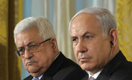 Pedseda palestinské samosprávy Mahmúd Abbás (vlevo) a izraelský premiér...