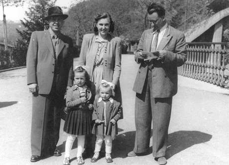 Frantiek Mezuliáník s manelkou Miroslavou, jejich dv dcery a rodinný pítel