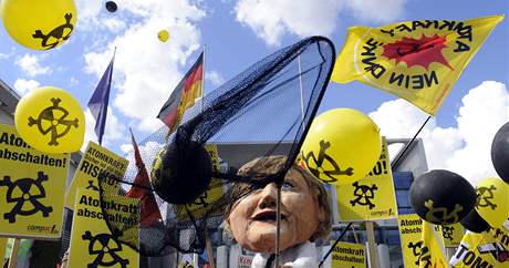 Demonstranti protestují proti jaderné energetice ped Reichstagem v Berlín