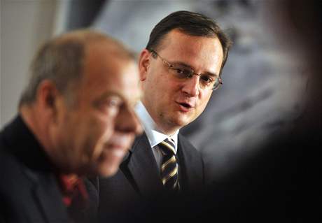 Premiér Petr Neas a pedseda MKOS Jaroslav Zavadil na tiskové konferenci po jednání vlády s odbory.
