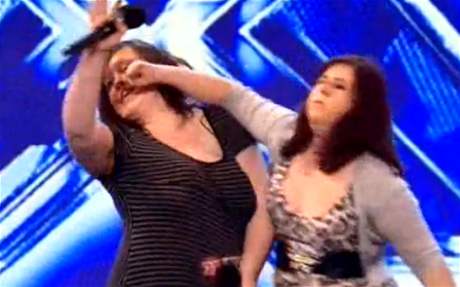 Dv soutící z britského X Factoru, které se bhem vystoupení chovaly velmi hrub a nevychovan.