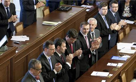 Poslanci tleskají pi píchodu prezidenta Václava Klause.