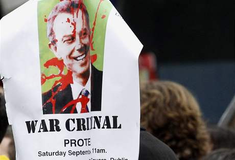 Na autogramiád Tonyho Blaira demonstrovalo mnoho jeho odprc