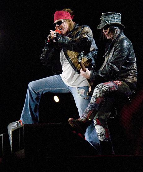 Axl Rose (vlevo) a DJ Ashba z americk rockov skupiny Guns N' Roses na koncert ve Sturgisu v USA na snmku ze 14. srpna 2010.
