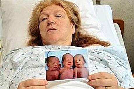 Pyšná matka ukazuje fotku svých dětí. V 51 letech porodila trojčata. 