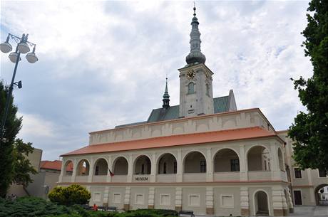 Stará radnice a farní kostel Povýšení sv. Kříže