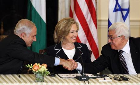 Prostedníkem izraelsko-palestinských mírových rozhovor  ve Washingtonu je éfka americké diplomacie Hillary Clintonová