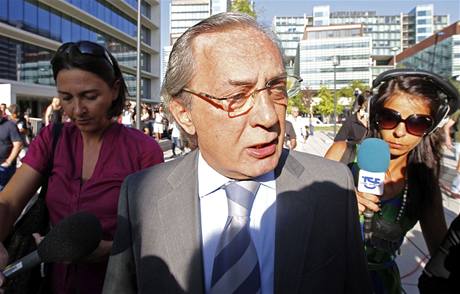 Bval portugalsk televizn zpravodaj Carlos Cruz  byl usvden ze zneuvn sirotk.