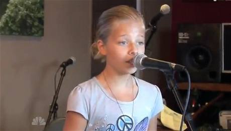 Malá pěvkyně. Jackie v deseti letech zpívá operu. 