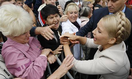 Julie Tymoenkov zdrav sv pvrence, kte proti vldnm krtm demonstrovali ped parlamentem.