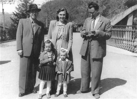 Frantiek Mezuliáník s manelkou Miroslavou, jejich dv dcery a rodinný pítel