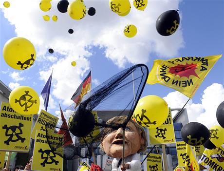 Demonstranti protestují proti jaderné energetice ped Reichstagem v Berlín
