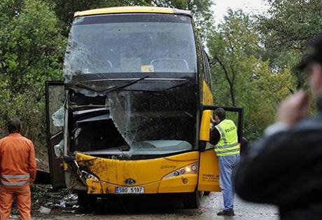 Policisté dokumentují nehodu eského linkového autobusu spolenosti Student Agency, který na své trase z východoslovenského Bardejova do Prahy havaroval.
