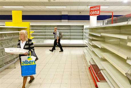 V supermarketu Albert na praském Andlu kvli rekonstrukci prodejny dnes vyprodávali zboí s 40% slevou. Odpoledne u zbyly jen prázdné regály. 