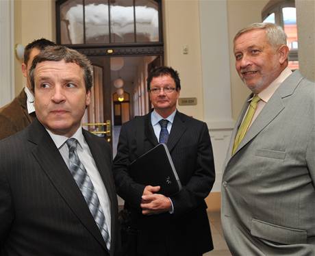 Radovan Novotný (vlevo) a Ale Kvapil (uprosted) u Krajského soudu v Brn se svým právníkem.