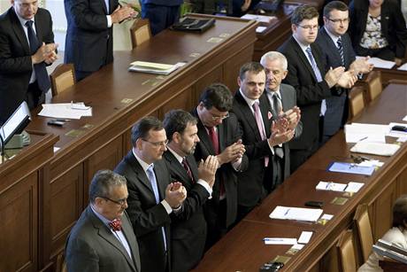 Poslanci tleskají pi píchodu prezidenta Václava Klause.