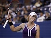 Unavená tenistka Samantha Stosurová postoupila do tvrtfinále US Open a v pl druhé ráno