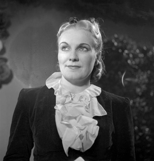 Ji�ina �t�pni�ká ve filmovém kostýmu filmu "Jedenácté p�ikázání" - zkou�ka p�ed filmovým plesem (1940).