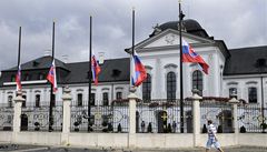 Vlajky na pl erdi vlají ped bratislavským Prezidentským palácem. 