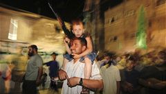 Palestinci oslavuj: Hamas rozstlel auto se tymi Izraelci