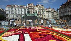 OBRAZEM: Belgický květinový koberec zdobí Staroměstské náměstí 