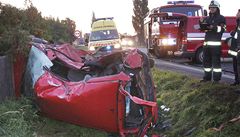 Nehoda - ilustraní foto. Na snímku odstraují hasii následky smrtelné havárie na tahu Hradec Králové Praha (6. záí 2010). 