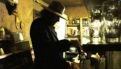 steda 1.9. To není Bady, ale mimo jiné spisovatel a historik Petr Placák. Asi neví co psát, tak si otevel hospodu. A vytí historky, nebo a to tu srovnaj buldozery, tak to vechno sepíe. Jen m to tak napadlo.