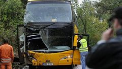 Policisté dokumentují nehodu eského linkového autobusu spolenosti Student Agency, který na své trase z východoslovenského Bardejova do Prahy havaroval.
