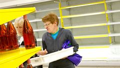 V supermarketu Albert na praském Andlu kvli rekonstrukci prodejny dnes vyprodávali zboí s 40% slevou. Odpoledne u zbyly jen prázdné regály. 