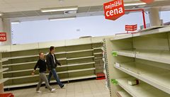 V supermarketu Albert na praském Andlu kvli rekonstrukci prodejny dnes vyprodávali zboí s 40% slevou. Odpoledne u zbyly jen prázdné regály. 