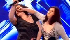 Dívky v britském X Factoru urážely porotu a diváky, došlo i pěsti