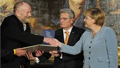 Merkelová p�i ocen�ní dánského kreslí�e vyzdvihla cenu svobody