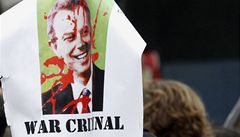 Na autogramiád Tonyho Blaira demonstrovalo mnoho jeho odprc
