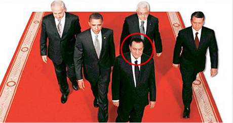 Upravená fotografie. V ele delegace Husní Mubárak.
