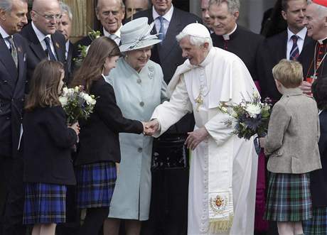 Pape piletl na první oficiální návtvu Británie