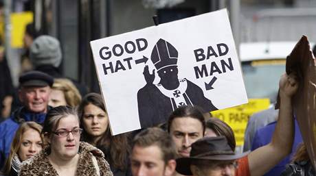 Papeovu návtvu ve Velké Británii provázejí protesty