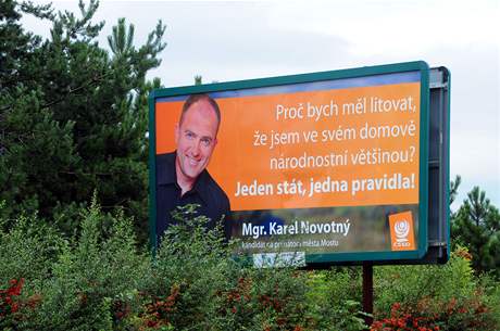 Kontroverzní billboard s mosteckým lídrem Karlem Novotným